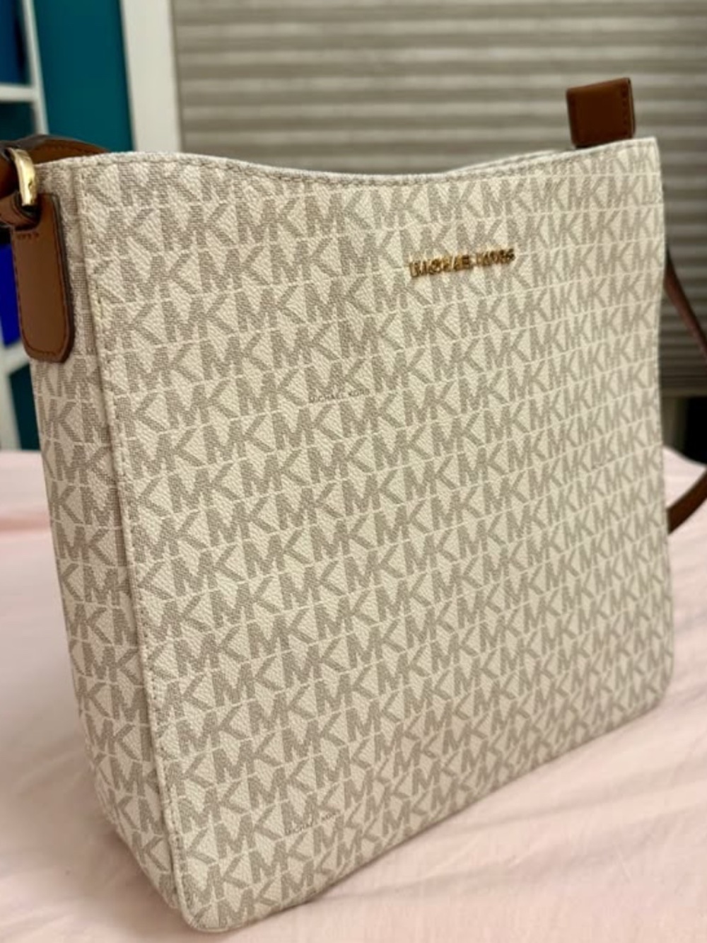 Michael Kors Jet Set Travel Large Logo Messenger Bag – Vanilla